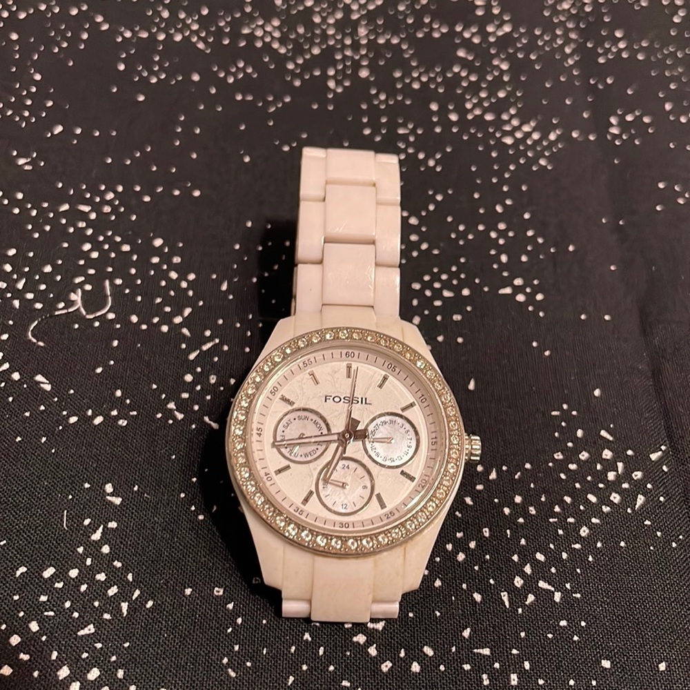Fossil white watch with bling . Needs battery